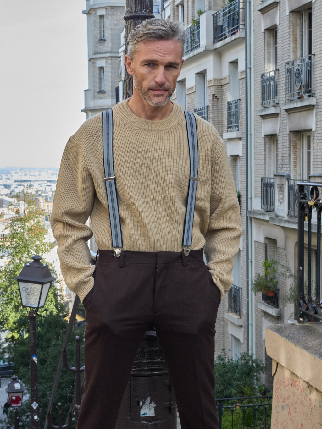 Bretelles homme à bandes larges portées sur un pull - Gris clair et foncé- Bretelles classiques fabriquées en France - Pierrot