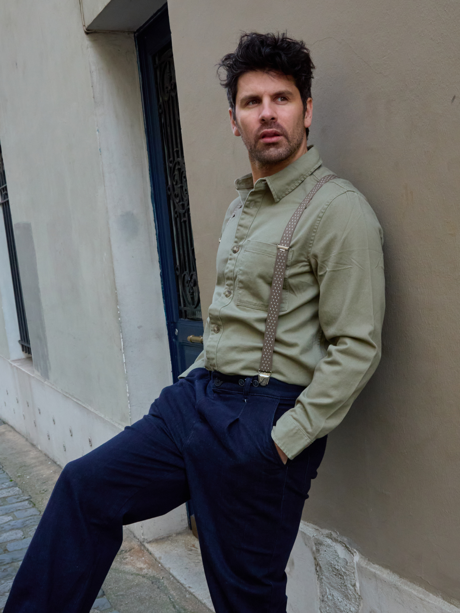 Bretelles homme unies fines, 2,5cm de largeur portées sur une chemise - fabrication en France - Pierrot