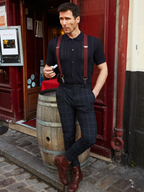 Bretelles homme bordeaux à pois à mousqueton portées avec une tenue chic - Bretelles avec finitions en cuir premium et 3 attaches -Fabrication Française - Pierrot
