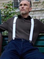 Bretelles hommes unies blanches larges portées sur un polo - Bretelles classiques fabriquées en France - Pierrot